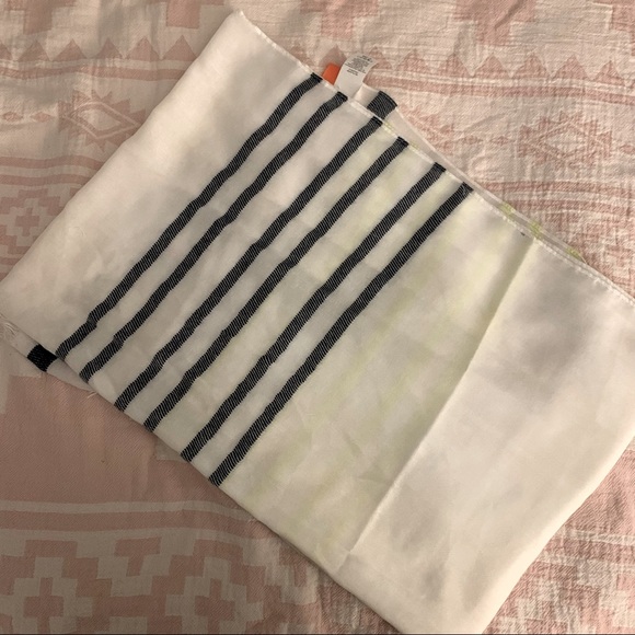Joe Fresh Scarf - Picture 1 of 3